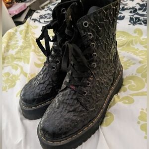 7 - Dr Martens - never worn - embossed animal print black boots platform